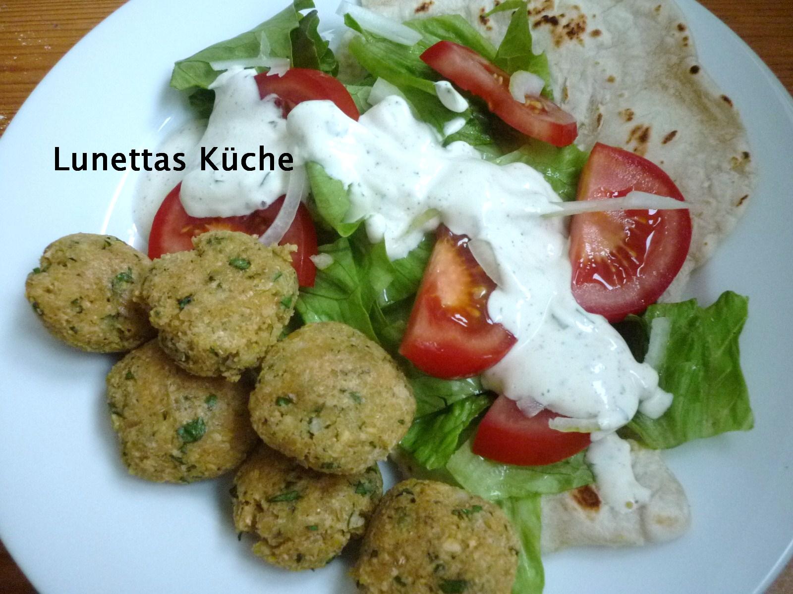 Falafel mit Fladenbrot und Joghurtsauce